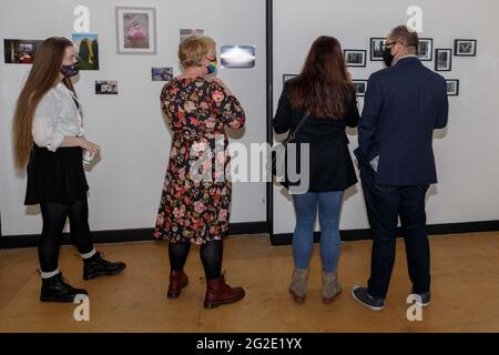 Cork, Irland, 10. Juni 2021. St Johns Central College Photography Exhibition, Cork, Irland. An diesem Abend wurde die jährliche Graduiertenausstellung „Catalyst“ des St. Johns Central College Photographic Studies offiziell eröffnet. Die Ausstellung läuft vom 31. Mai bis zum 14. Juni in St. Peters, North Main Street, Cork. Die Schau zeigt die Arbeit von sieben bildenden Künstlern aus einem breiten Spektrum fotografischer Disziplinen. Sie kommen aus vielen verschiedenen Ländern und vielen Teilen Irlands mit unterschiedlichen Hintergründen und Medienansätzen. Die Arbeit umfasst Stockfoto