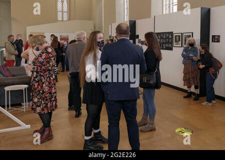 Cork, Irland, 10. Juni 2021. St Johns Central College Photography Exhibition, Cork, Irland. An diesem Abend wurde die jährliche Graduiertenausstellung „Catalyst“ des St. Johns Central College Photographic Studies offiziell eröffnet. Die Ausstellung läuft vom 31. Mai bis zum 14. Juni in St. Peters, North Main Street, Cork. Die Schau zeigt die Arbeit von sieben bildenden Künstlern aus einem breiten Spektrum fotografischer Disziplinen. Sie kommen aus vielen verschiedenen Ländern und vielen Teilen Irlands mit unterschiedlichen Hintergründen und Medienansätzen. Die Arbeit umfasst Stockfoto