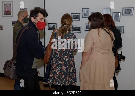 Cork, Irland, 10. Juni 2021. St Johns Central College Photography Exhibition, Cork, Irland. An diesem Abend wurde die jährliche Graduiertenausstellung „Catalyst“ des St. Johns Central College Photographic Studies offiziell eröffnet. Die Ausstellung läuft vom 31. Mai bis zum 14. Juni in St. Peters, North Main Street, Cork. Die Schau zeigt die Arbeit von sieben bildenden Künstlern aus einem breiten Spektrum fotografischer Disziplinen. Sie kommen aus vielen verschiedenen Ländern und vielen Teilen Irlands mit unterschiedlichen Hintergründen und Medienansätzen. Die Arbeit umfasst Stockfoto