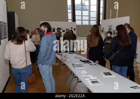 Cork, Irland, 10. Juni 2021. St Johns Central College Photography Exhibition, Cork, Irland. An diesem Abend wurde die jährliche Graduiertenausstellung „Catalyst“ des St. Johns Central College Photographic Studies offiziell eröffnet. Die Ausstellung läuft vom 31. Mai bis zum 14. Juni in St. Peters, North Main Street, Cork. Die Schau zeigt die Arbeit von sieben bildenden Künstlern aus einem breiten Spektrum fotografischer Disziplinen. Sie kommen aus vielen verschiedenen Ländern und vielen Teilen Irlands mit unterschiedlichen Hintergründen und Medienansätzen. Die Arbeit umfasst Stockfoto