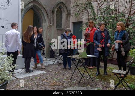 Cork, Irland, 10. Juni 2021. St Johns Central College Photography Exhibition, Cork, Irland. An diesem Abend wurde die jährliche Graduiertenausstellung „Catalyst“ des St. Johns Central College Photographic Studies offiziell eröffnet. Die Ausstellung läuft vom 31. Mai bis zum 14. Juni in St. Peters, North Main Street, Cork. Die Schau zeigt die Arbeit von sieben bildenden Künstlern aus einem breiten Spektrum fotografischer Disziplinen. Sie kommen aus vielen verschiedenen Ländern und vielen Teilen Irlands mit unterschiedlichen Hintergründen und Medienansätzen. Die Arbeit umfasst Stockfoto