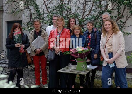 Cork, Irland, 10. Juni 2021. St Johns Central College Photography Exhibition, Cork, Irland. Einige der Tonights graduierten mit einigen der Kurse Vorlesungen abgebildet. (LToR) Ana Rakocinska, Kieran Tobin (Techniker), Mark Twomey, Gillian Murphy, Deirdre O'Connell, Aileen Hegarty (Dozentin), Caroline Morrissey (Dozentin), Padraig Murphy (Kurskoordinatorin) und Laura Mangan. An diesem Abend wurde die jährliche Graduiertenausstellung „Catalyst“ des St. Johns Central College Photographic Studies offiziell eröffnet. Die Ausstellung läuft vom 31. Mai bis zum 14. Juni in St. Peters, North M Stockfoto