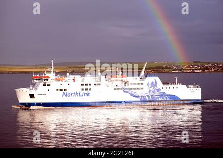 VEREINIGTES KÖNIGREICH; SCHOTTLAND; REGENBOGEN ÜBER DER NORTHLINK FÄHRE 'HAMNAVOE' EN ROUTE ZU DEN ORKNEY INSELN VON SCRABSTER Stockfoto