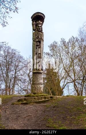 Trakai, Litauen - 16. Februar 2020: Holzstatue von Vytautas dem Großen, Herrscher des Großherzogtums Litauen in Trakai, Kreis Vilnius Stockfoto