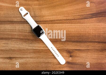 Weißrussland, Region Minsk - 17. März 2020: Apple-Uhr auf Holzstruktur, Tischhintergrund. Stockfoto
