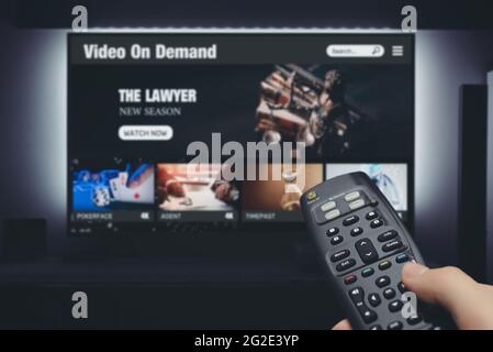 Video-on-Demand, TV-Streaming, Multimedia. Fernbedienung mit Handhaltung Stockfoto