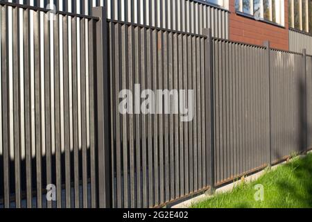 Metallzaun. Fechten rund um das Gebiet. Nahaufnahme eines Zauns. Stockfoto