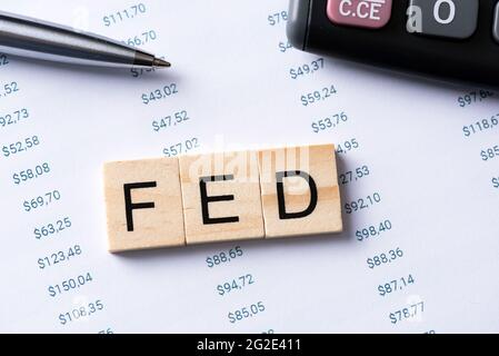 FED Word mit Rechner am Schreibtisch, Wirtschaftsdaten, Konzept der amerikanischen Zentralbank Stockfoto