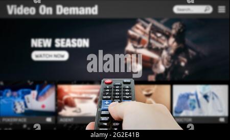 Video-on-Demand, TV-Streaming, Multimedia. Fernbedienung mit Handhaltung Stockfoto