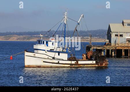 Ein alter, rostiger Fischtrawler, der in Monterey Bay, Kalifornien, vertäut ist. Stockfoto