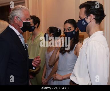 Der Prinz von Wales im Gespräch mit Royal Ballet-Tänzern, darunter Fumi Kaneko (2. Rechts) - der gerade zum Haupttänzer befördert wurde - während eines Empfangs nach einer Aufführung des Royal Ballet im Royal Opera House im Zentrum von London, Um die Rückkehr der Künste und der Unterhaltung zu feiern, sollten Sie die Sperre nach der Sperre verhängen. Bilddatum: Donnerstag, 10. Juni 2021. Stockfoto