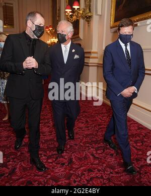 Der Prinz von Wales (Mitte) mit Kevin O'Hare (links), Direktor des Royal Ballet, Und Alex Beard, Chief Executive des Royal Opera House, bei einem Empfang nach einer Aufführung des Royal Ballet im Royal Opera House im Zentrum von London, um die Rückkehr der Künste und Unterhaltung nach der Sperre zu feiern. Bilddatum: Donnerstag, 10. Juni 2021. Stockfoto