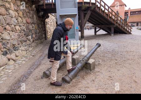 Trakai, Litauen - 16. Februar 2020: Touristen haben Spaß im Schloss der Insel Trakai. Trakai Castle ist eine der beliebtesten touristischen Destinatio Stockfoto