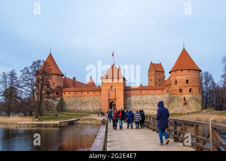 Trakai, Litauen - 16. Februar 2020: Landschaft des Schlosses der Insel Trakai, See und Holzbrücke, Kreis Vilnius, Litauen Stockfoto