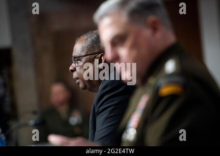 US-Verteidigungsminister Lloyd Austin III, links, und General Mark Milley, Vorsitzender der Joint Chiefs of Staff, rechts, erscheinen vor einer Anhörung des Senatsausschusses für bewaffnete Dienste, um die Haushaltslage des Verteidigungsministeriums im Rahmen der Überprüfung des Antrags auf Genehmigung der Verteidigung für das Geschäftsjahr 2022 zu prüfen, Im Dirksen Senate Office Building in Washington, DC, Donnerstag, 10. Juni 2021. Kredit: Rod Lamkey/CNP /MediaPunch Stockfoto