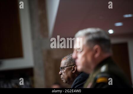 US-Verteidigungsminister Lloyd Austin III, links, und General Mark Milley, Vorsitzender der Joint Chiefs of Staff, rechts, erscheinen vor einer Anhörung des Senatsausschusses für bewaffnete Dienste, um die Haushaltslage des Verteidigungsministeriums im Rahmen der Überprüfung des Antrags auf Genehmigung der Verteidigung für das Geschäftsjahr 2022 zu prüfen, Im Dirksen Senate Office Building in Washington, DC, Donnerstag, 10. Juni 2021. Kredit: Rod Lamkey/CNP /MediaPunch Stockfoto