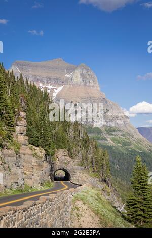 Going to the Sun Road führt durch einen Tunnel mit dem Going-to-the-Sun Mountain im Hintergrund im Glacier National Park, Montana. Stockfoto