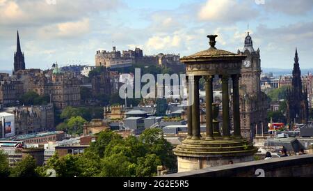 VEREINIGTES KÖNIGREICH; EDINBURGH, SCHOTTLAND; DUGALD STEWART MONUMENT, BALMORAL HOTELTURM, SIR WALTER SCOTT DENKMAL UND BLICK AUF DIE BURG VON EDINBURGH VON CALTON Stockfoto