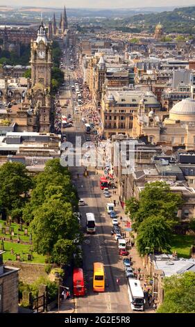 GROSSBRITANNIEN; EDINBURGH, SCHOTTLAND; BLICK AUF DIE PRINCES STREET VOM CALTON HILL'S NELSON MONUMENT Stockfoto