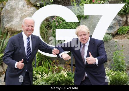 (210610) -- FALMOUTH (GROSSBRITANNIEN), 10. Juni 2021 (Xinhua) -- der britische Premierminister Boris Johnson (R) stellt sich am 10. Juni 2021 mit dem US-Präsidenten Joe Biden in Carbis Bay, Cornwall, Großbritannien, vor. Boris Johnson und Joe Biden vereinbarten am Donnerstag, an der Wiederaufnahme der Reisen zwischen den beiden Ländern zu arbeiten, und unterzeichneten eine neue Atlantik-Charta, als sie sich vor dem Gipfel der Gruppe der sieben (G7) trafen. (Andrew Parsons/No 10 Downing Street/Handout via Xinhua) Quelle: Xinhua/Alamy Live News Stockfoto