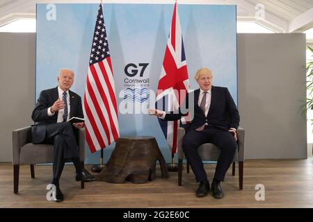 (210610) -- FALMOUTH (GROSSBRITANNIEN), 10. Juni 2021 (Xinhua) -- der britische Premierminister Boris Johnson (R) trifft sich am 10. Juni 2021 mit dem US-Präsidenten Joe Biden in Carbis Bay, Cornwall, Großbritannien. Boris Johnson und Joe Biden vereinbarten am Donnerstag, an der Wiederaufnahme der Reisen zwischen den beiden Ländern zu arbeiten, und unterzeichneten eine neue Atlantik-Charta, als sie sich vor dem Gipfel der Gruppe der sieben (G7) trafen. (Andrew Parsons/No 10 Downing Street/Handout via Xinhua) Quelle: Xinhua/Alamy Live News Stockfoto