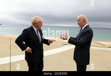 (210610) -- FALMOUTH (GROSSBRITANNIEN), 10. Juni 2021 (Xinhua) -- der britische Premierminister Boris Johnson (L) spricht mit dem US-Präsidenten Joe Biden nach ihrem Treffen am 10. Juni 2021 in Carbis Bay, Cornwall, Großbritannien. Boris Johnson und Joe Biden vereinbarten am Donnerstag, an der Wiederaufnahme der Reisen zwischen den beiden Ländern zu arbeiten, und unterzeichneten eine neue Atlantik-Charta, als sie sich vor dem Gipfel der Gruppe der sieben (G7) trafen. (Andrew Parsons/No 10 Downing Street/Handout via Xinhua) Quelle: Xinhua/Alamy Live News Stockfoto