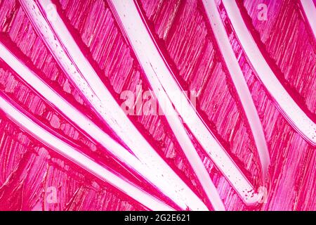 Lila Kosmetik Abstrich Muster. Liquid Lippenstift Kosmetik isoliert auf weiß. Schönheit Produkt Probe Nahaufnahme. Rosa Muster matt Hintergrund. Make-Up Stockfoto