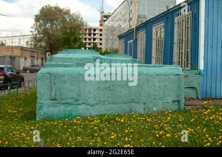 Kanalisation auf der Straße. Ausgang der Rohre zur Oberfläche. Kommunikation in der Stadt. Betonwassereinlass. Abwasserkanäle. Stockfoto