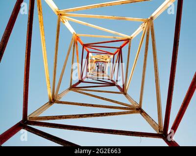 Die Spitze des Metallturms, bekannt als der Punta Gallinas (Cape Gallinas, 'Cape Hens') Leuchtturm vor einer Kulisse des klaren Himmels Stockfoto