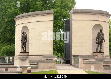 Charleston, WV, USA. West Virginia Veterans Memorial.auf dieser Seite des Denkmals befinden sich Bronzeskulpturen eines Knetjungen aus dem Ersten Weltkrieg und eines koreanischen Fliegers. Stockfoto