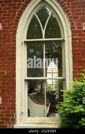 Die Virginia's Chapel aus dem 19. Jahrhundert, WV, USA. Blick auf das Innere der Kirche durch ein Glasfenster. Stockfoto