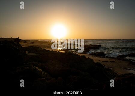 Sonnenuntergang am Strand in der Nähe des Leuchtturms Punta Gallinas, dem nördlichsten Punkt Kolumbiens und ganz Südamerikas. Stockfoto