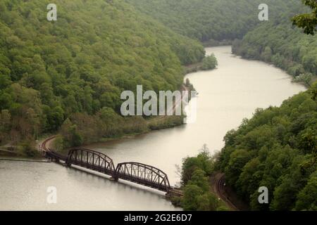 Panoramablick auf den New River, vom Aussichtspunkt am Hawks Nest State Park, WV, USA Stockfoto