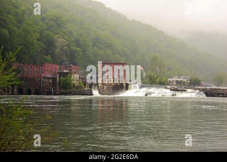 Kanawha River, WV, USA. Das Wasserkraftwerk bei Kanawha Falls in Glen Ferris an einem regnerischen Frühlingstag. Stockfoto