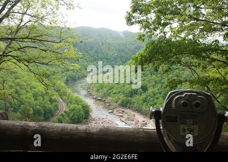 Der New River vom Aussichtspunkt aus gesehen im Hawks Nest State Park, WV, USA. Münzferngläser für Touristen. Stockfoto