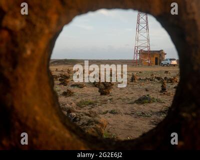 Uribia, La Guajira, Kolumbien - 27 2021. Mai: Blick auf den Stein, der übereinander gestapelt wurde, links von Touristen am Leuchtturm von Punta Gallinas, dem NOR Stockfoto