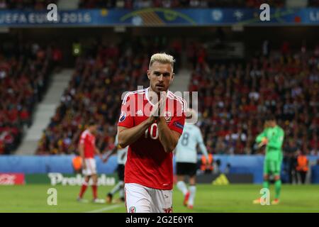 Aaron Ramsey aus Wales mit gebleichtem blondem Haar. Belgien gegen Wales, UEFA Euro 2016 Viertelfinalspiel im Stade Pierre Mauroy in Lille, Frankreich . Juli Stockfoto