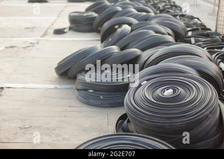 Kühlsystem für Eislaufbahnen. Ein System aus flexiblen Schläuchen für die Kühlung des Eises. Demontage des Eisstadions. Stockfoto