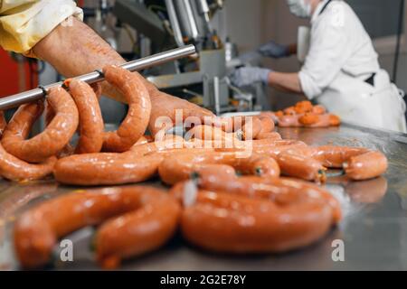 Würstchenproduktion in der fleischverarbeitende Fabrik. Hochwertige Fotos. Stockfoto