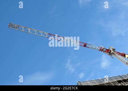 2.Mai 2021. Turmdrehkran hoch oben mit blauem Himmel auf dem neuen Wohneinheiten-Gebäude in 56-58 Beane St. Gosford. Australien. Kommerzielle Nutzung i Stockfoto