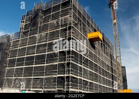 2.Mai 2021. Aktualisierung des Baufortschritts Fotos von der Ostseite des Gebäudes. Arbeitet jetzt in den oberen Etagen der neuen Wohneinheiten in 56-58 Beane St. Stockfoto