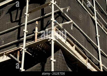 2.Mai 2021. Baufortschritt. Gerüst und Sicherheitsnetz Detail Foto Nahaufnahme auf neue Wohneinheiten bei 56-58 Beane St. Gosford. Australien. Stockfoto