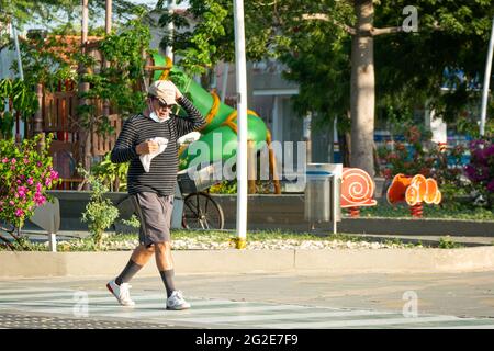 Santa Marta, Magdalena, Kolumbien - 22 2021. Mai: Der alte Mann mit einer Mütze und Shorts joggt morgens im Avenue Park Stockfoto