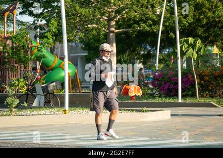 Santa Marta, Magdalena, Kolumbien - 22 2021. Mai: Der alte Mann mit einer Mütze und Shorts joggt morgens im Avenue Park Stockfoto