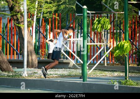 Santa Marta, Magdalena, Kolumbien - 22 2021. Mai: Der junge Lateinmann trainiert morgens im Park an Maschinen im Avenue Park Stockfoto