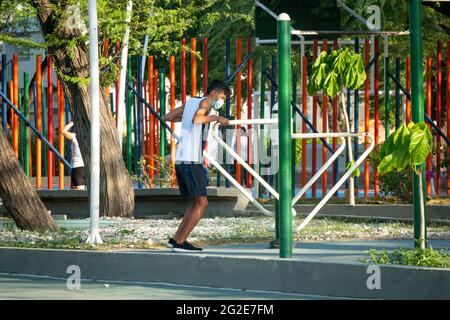 Santa Marta, Magdalena, Kolumbien - 22 2021. Mai: Der junge Lateinmann trainiert morgens im Park an Maschinen im Avenue Park Stockfoto