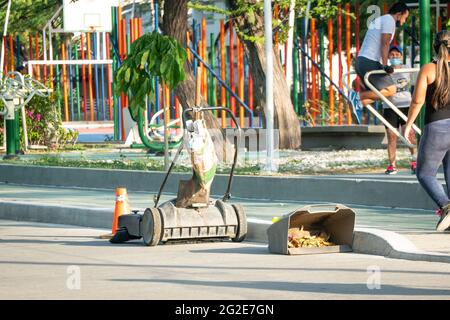 Santa Marta, Magdalena, Kolumbien - 22 2021. Mai: Mülltonne Leaf Picker auf der Straße in der Nähe des Parks Stockfoto