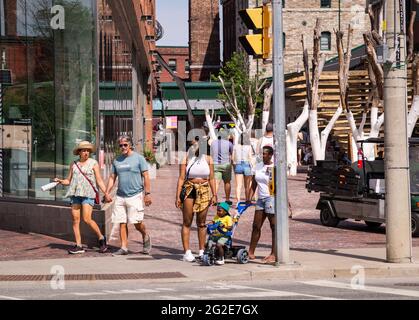 TORONTO, KANADA - 06 05 2021: Die Torontonier genießen sonniges Wetter und heben den Aufenthalt zu Hause Ordnung im historischen Viertel von Toronto Stockfoto