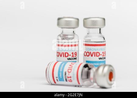 Flaschen Fläschchen mit Covid-19-Coronavirus-Impfstoff in einem medizinischen Forschungslabor Stockfoto