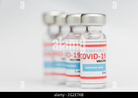 Flaschen Fläschchen mit Covid-19-Coronavirus-Impfstoff in einem medizinischen Forschungslabor Stockfoto